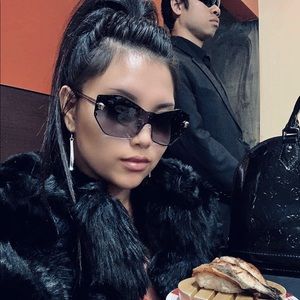 Meet your Posher, Claire